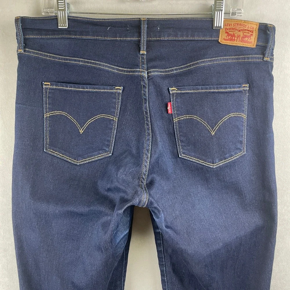 Levis fits large